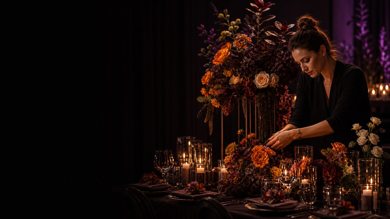 Eventdekorateurin gestaltet Blumen und Tischdekoration