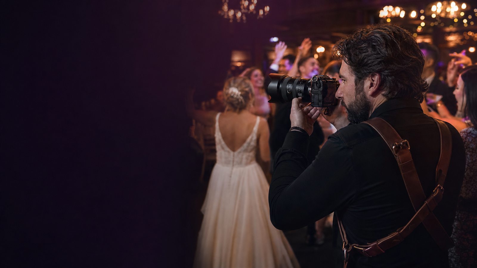 Eventfotograf begleitet eine Hochzeitsfeier